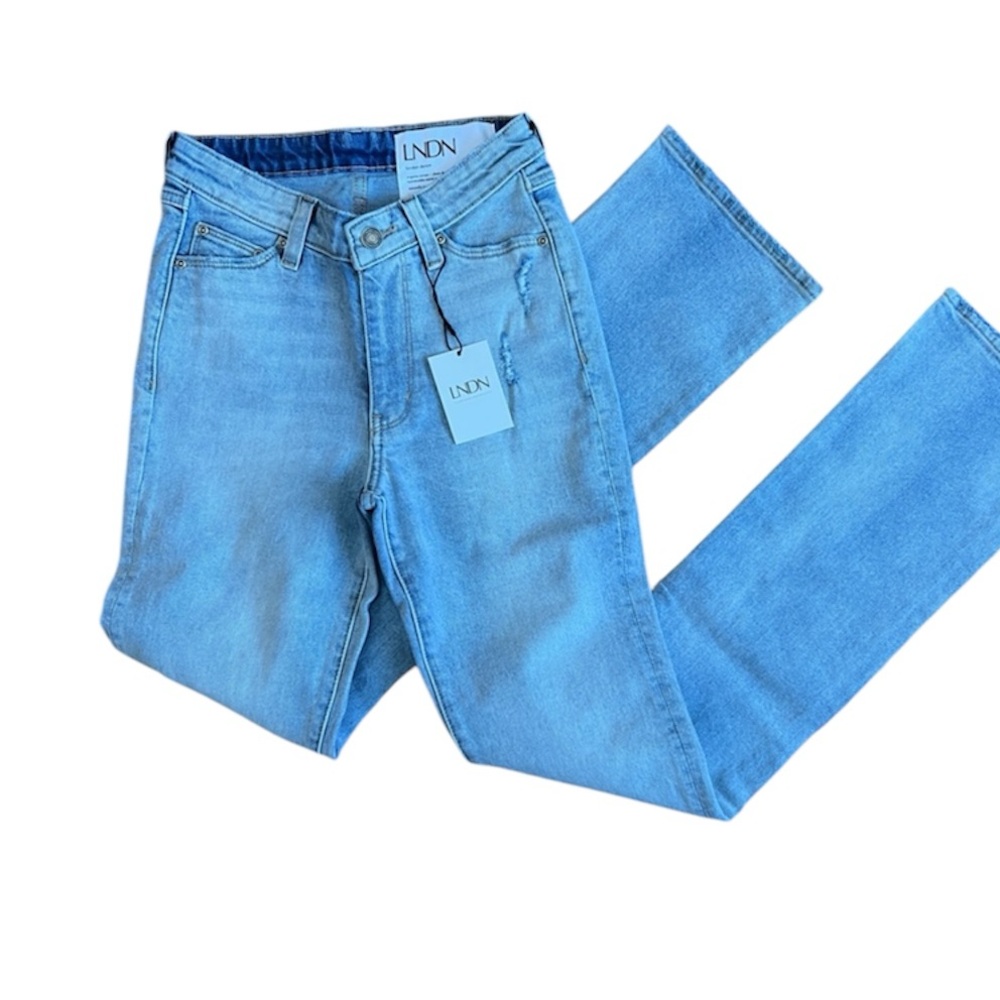 NWT LNDN London Denim Light Wash Straight Legged Distressed Jeans Sz 24